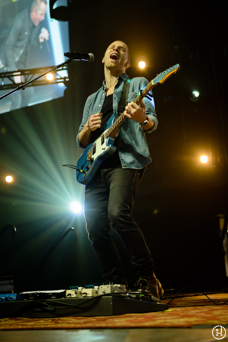 Chris Tomlin performs at The Huntington Center in Toledo, OH on Feburary 28, 2013 (Jeff Harris)