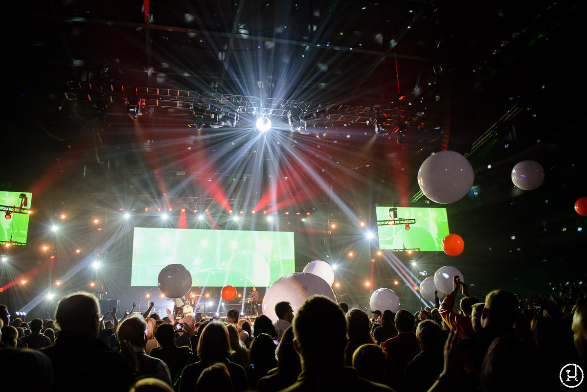 Chris Tomlin performs at The Huntington Center in Toledo, OH on Feburary 28, 2013 (Jeff Harris)